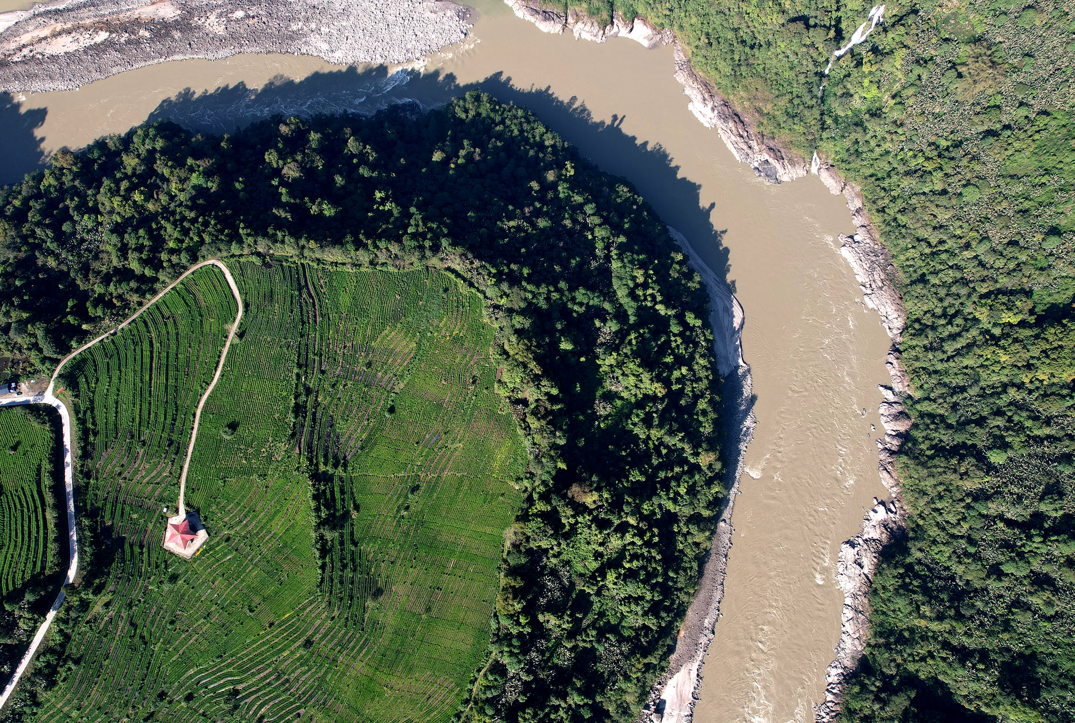 THE YARLUNG TSANGPO DAM