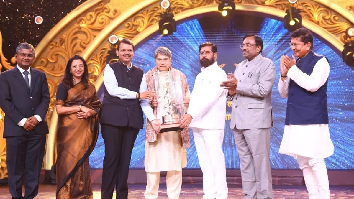Suresh Wadkar receives Lata Mangeshkar Award