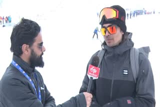 Winter Olympist Shiva Keshavan (R) in conversation with ETV Bharat correspondent Zulqarnain Zulfi at Gulmarg