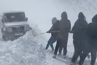 70 tourists trapped in snowfall were rescued
