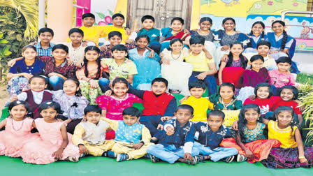 Twins students in Nizamabad  ഇരട്ടക്കുട്ടികൾ  വിക്‌ടറി സ്‌കൂൾ തെലങ്കാന  ഇരട്ടകളുടെ സംഗമം