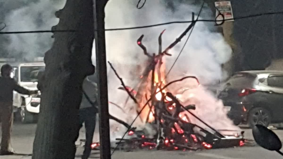 drunk youth sets fire to holika