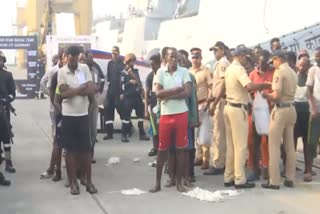 अटक केलेल्या सोमालियातील 35 समुद्र लुटारुंना घेऊन आयएनएस कोलकाता मुंबईत; लुटेरे मुंबई पोलिसांच्या ताब्यात