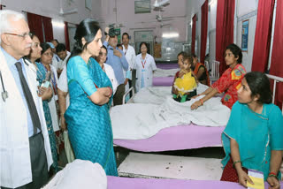 ACS Shubhra Singh talking to patients and family members at Zanana Hospital, Jaipur.