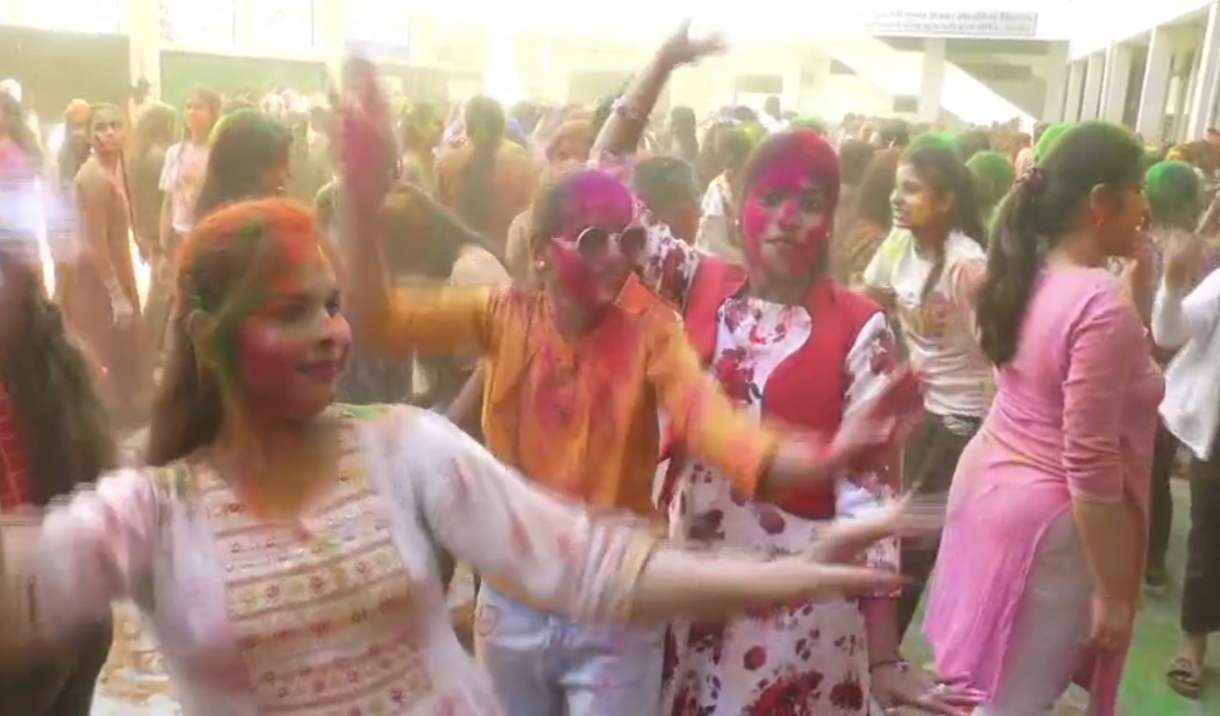 Indore Holi Celebration 2024 mkhs gujrati girls college