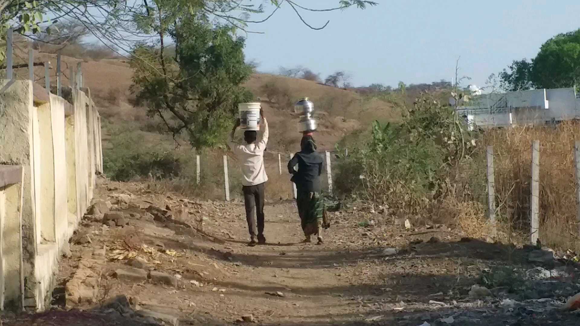 પાણી માટે દૂર-દૂરથી પરસેવો પાડતા લોકો