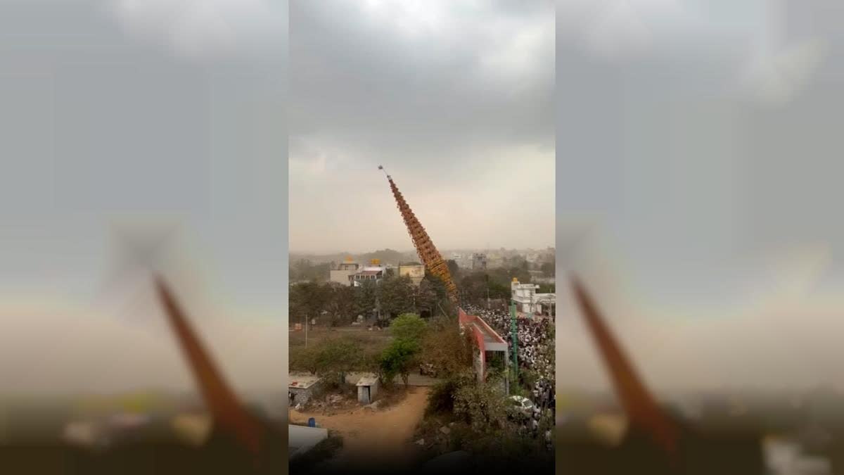 کرناٹک کے مندر میلے میں رتھ حادثے کا شکار