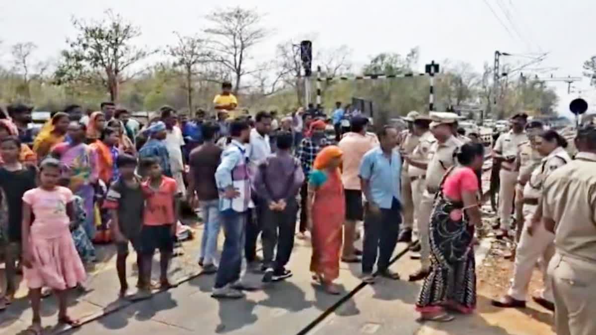 Crowd gathered after stone pelting on minister's convoy in Odisha