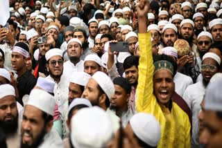بنگلہ دیش پھر بدامنی کی طرف بڑھ رہا ہے، ڈھاکہ میں فوجی گشت کر رہے ہیں، فوج پر مداخلت کا الزام