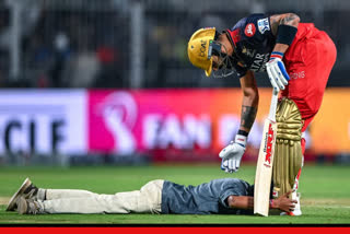 KKR vs RCB A fan touches virat kohli feet