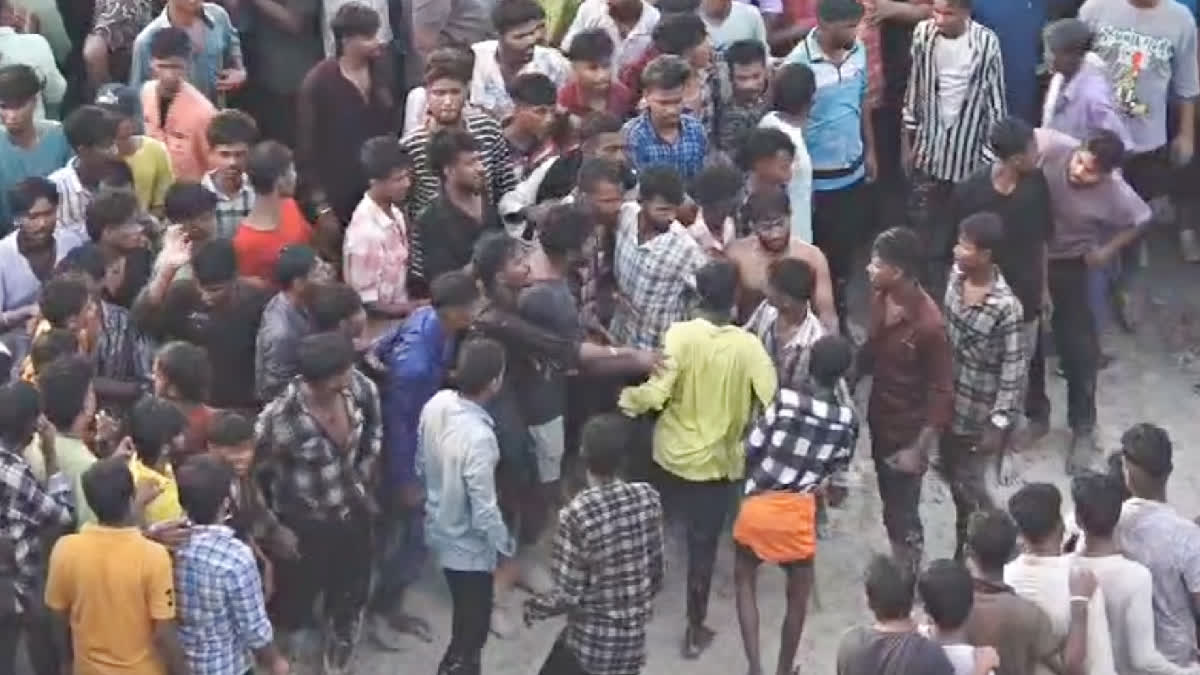 two groups of youths clash with weapon at Madurai chithirai thiruvizha