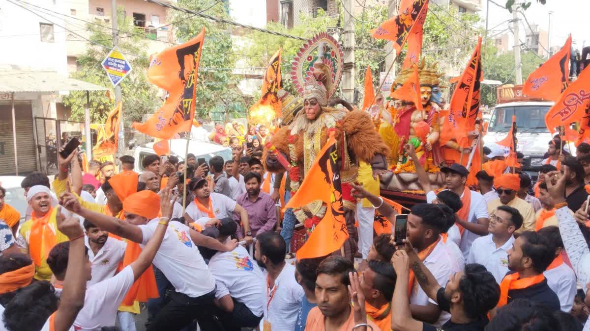 कड़ी सुरक्षा के बीच निकाली गई शोभायात्रा