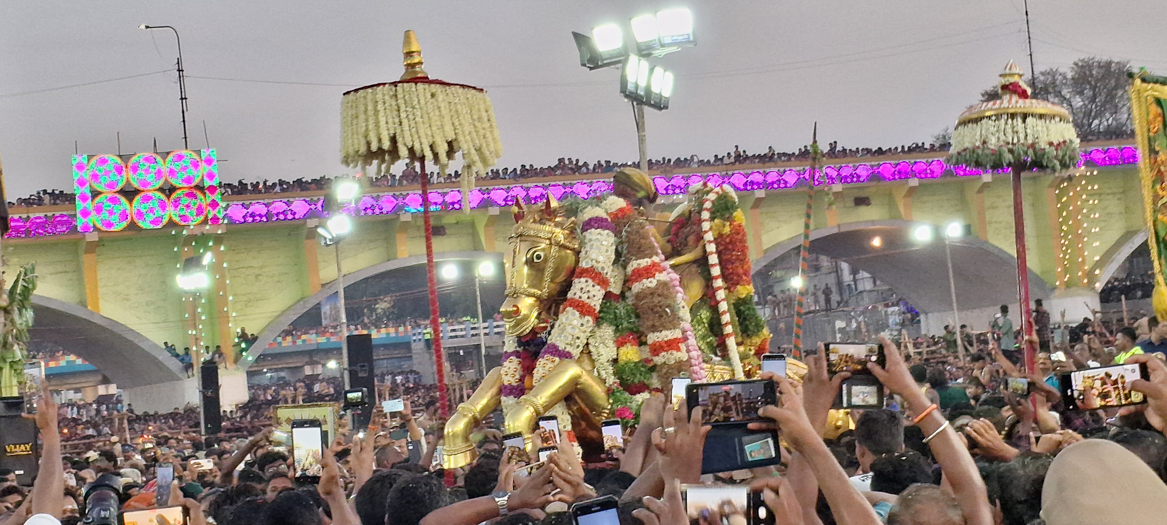 Madurai: Chithirai festival celebrated, Lord Kallazhagar entered Vaigai river