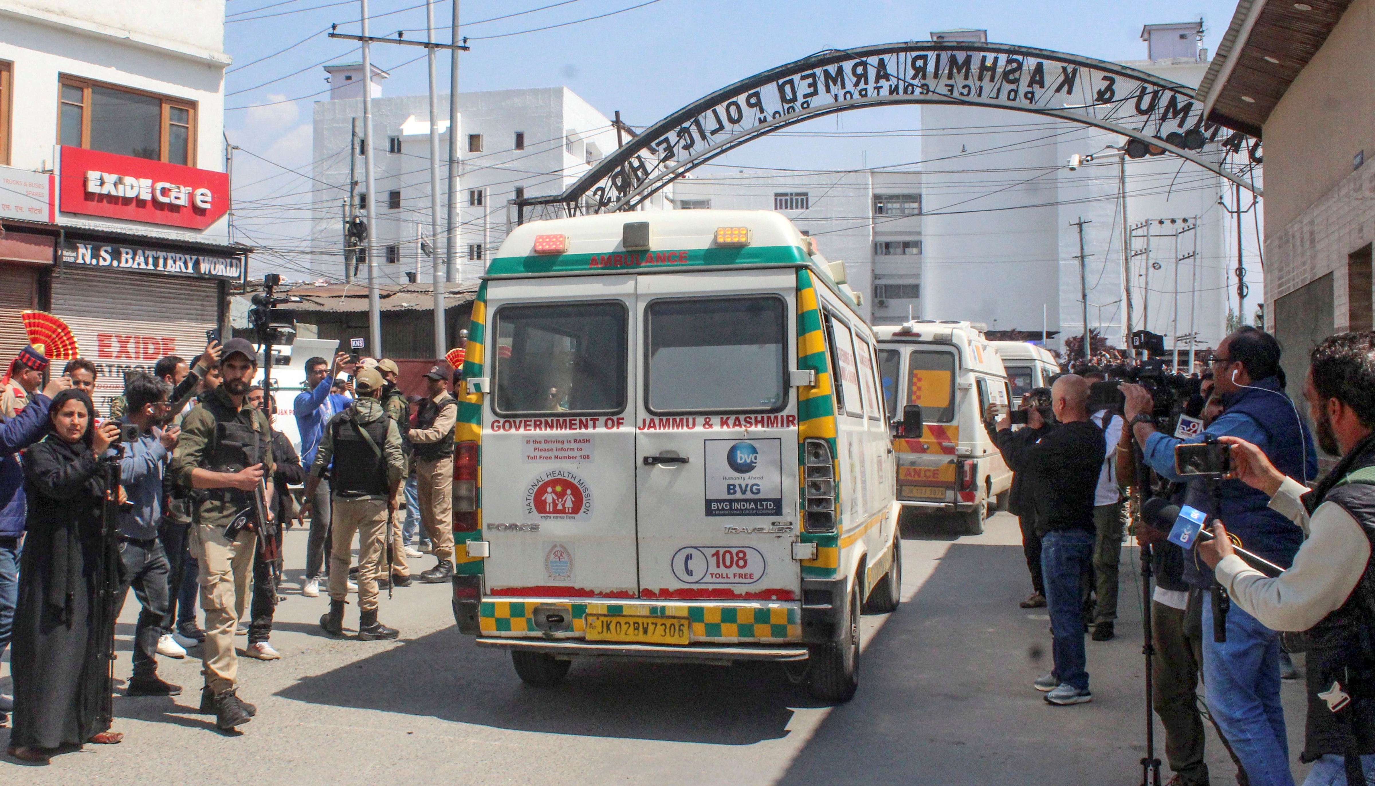 پہلگام دہشت گردانہ حملے کے بعد زخمیوں کو لے جاتی ایمبولیس