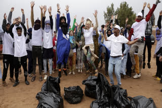 Volunteers in southern Morocco collected up to 600 kilos of desert waste during a clean-up linked to the International Nomads Festival in M'Hamis El Ghizlane.
