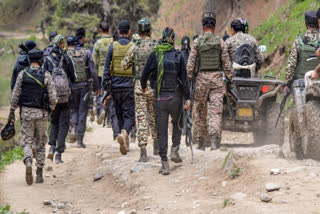 اننت ناگ میں پہلگام دہشت گردانہ حملے کی جگہ کے پاس فوج کے اہلکار، 23 اپریل، 2025