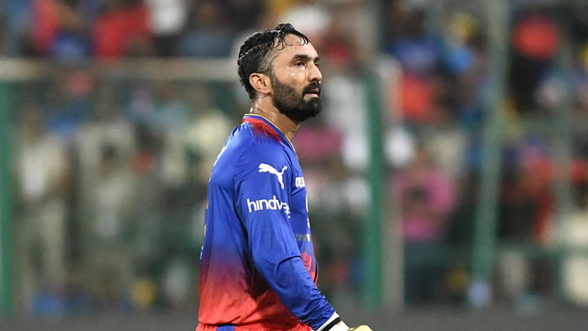 The Royal Challengers Bengaluru (RCB) vs Rajasthan Royals (RR) clash might be the last Indian Premier League (IPL) match for one of the legends of the cash-rich league Dinesh Karthik, who game the hints of hanging up his boots throughout the season. Karthik received a guard of honour from the RCB players after their heartbreaking defeat against Sanju Samson-led side at Narendra Modi Stadium in Ahmedabad on Wednesday.