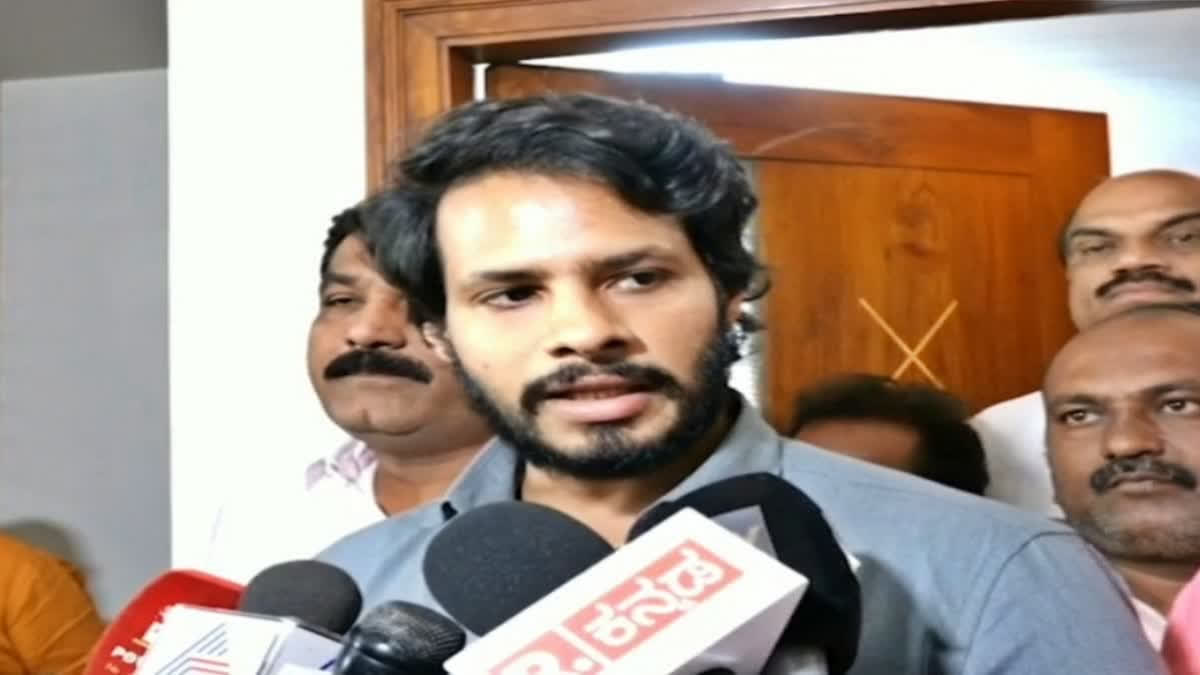 Nikhil kumaraswamy urges to Prajwal Revanna to come and face the SIT