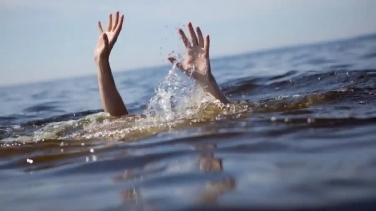 വർക്കല ബീച്ചിൽ വിദ്യാർഥി മരിച്ചു  വിദ്യാർഥിനി തിരയിൽപെട്ട് മരിച്ചു  15 YEARS OLD GIRL DIED IN BEACH  GIRL DIED BY FALLING INTO THE SEA