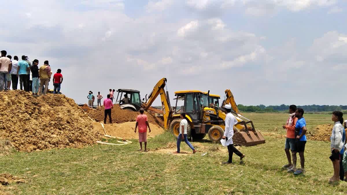 MGNREGA WORKERS  4 WORKERS TRAPPED IN LANDSLIDES  തൊഴിലുറപ്പ് പ്രവർത്തകർ അപകടം  മണ്ണിടിച്ചിൽ അപകടം