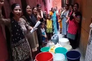 महिलाओं ने दिल्ली जल बोर्ड के खिलाफ किया प्रदर्शन