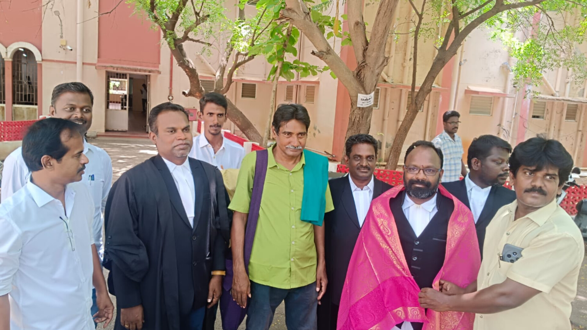 வழக்கறிஞர்களுக்கு பாராட்டு