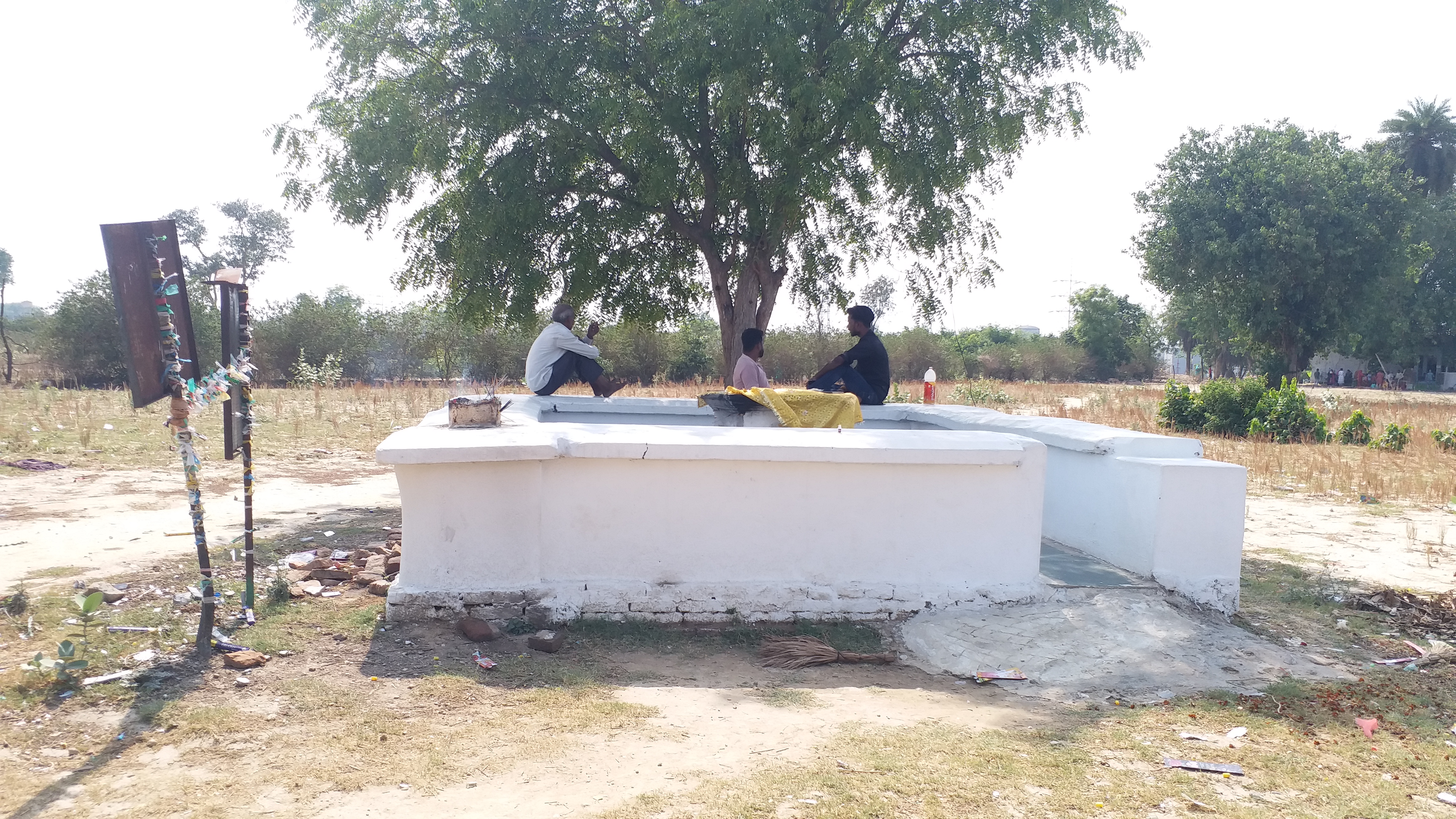 लखनऊ के मूसा बाग किले के पीछे बनी अंग्रेज बाबा की मजार.