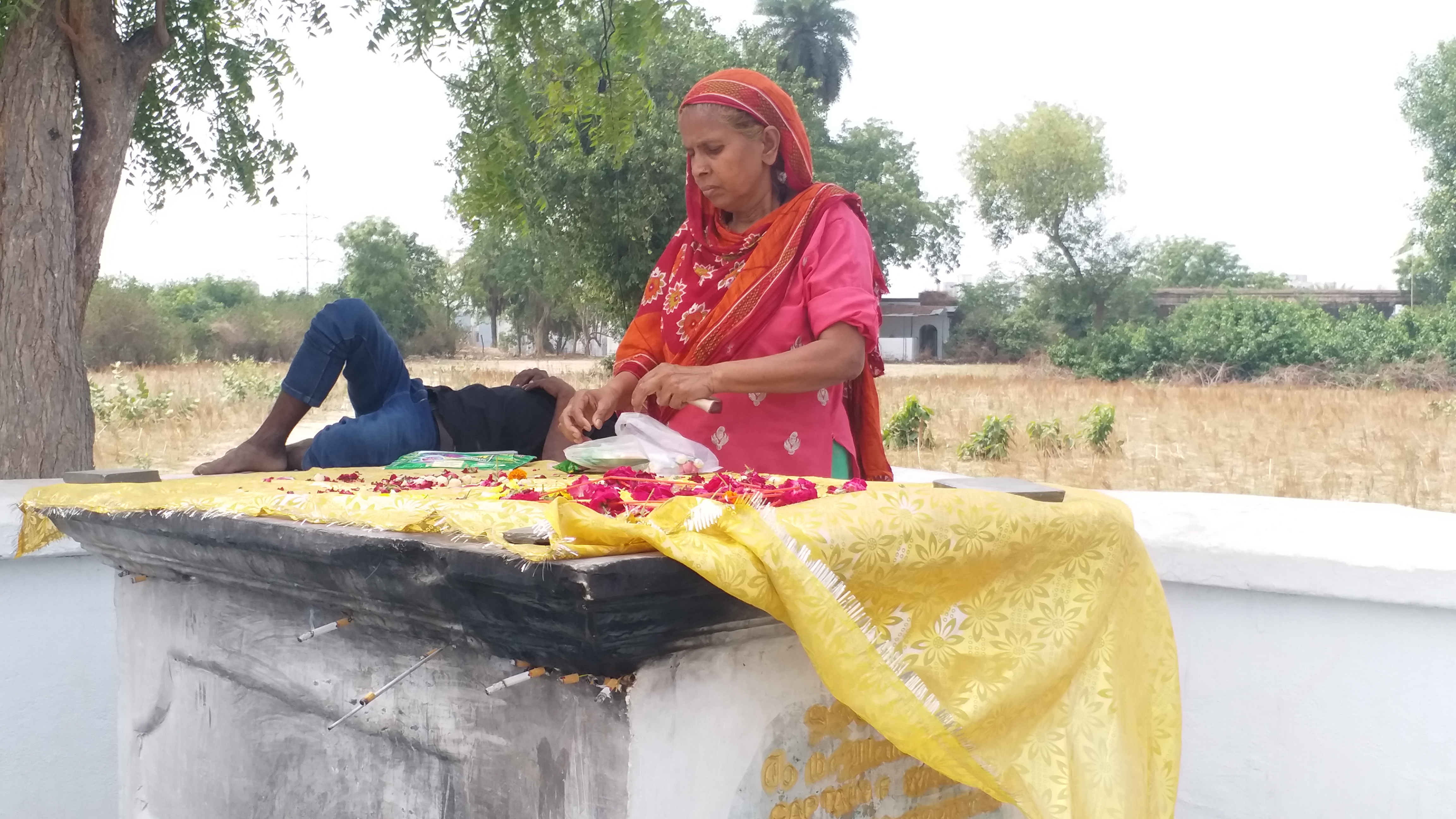 अंग्रेज बाबा की मजार पर सिगरेट शराब से सजदा करती महिला.