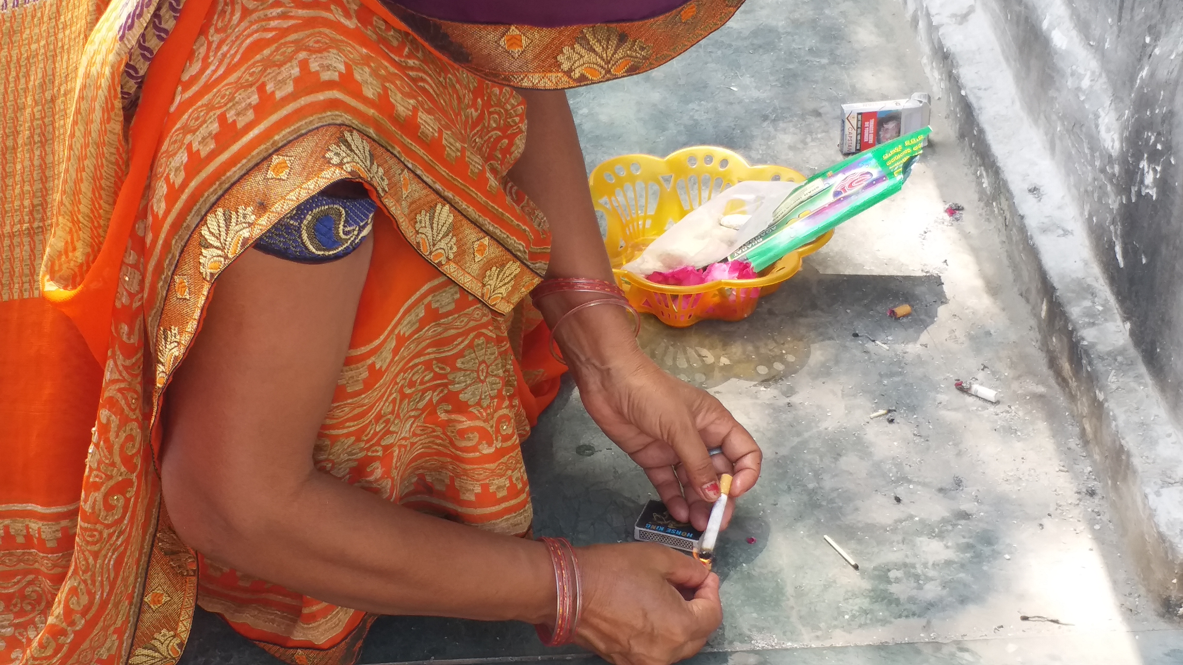अंग्रेज बाबा की मजार पर सिगरेट जलाकर सजदा करती महिला.