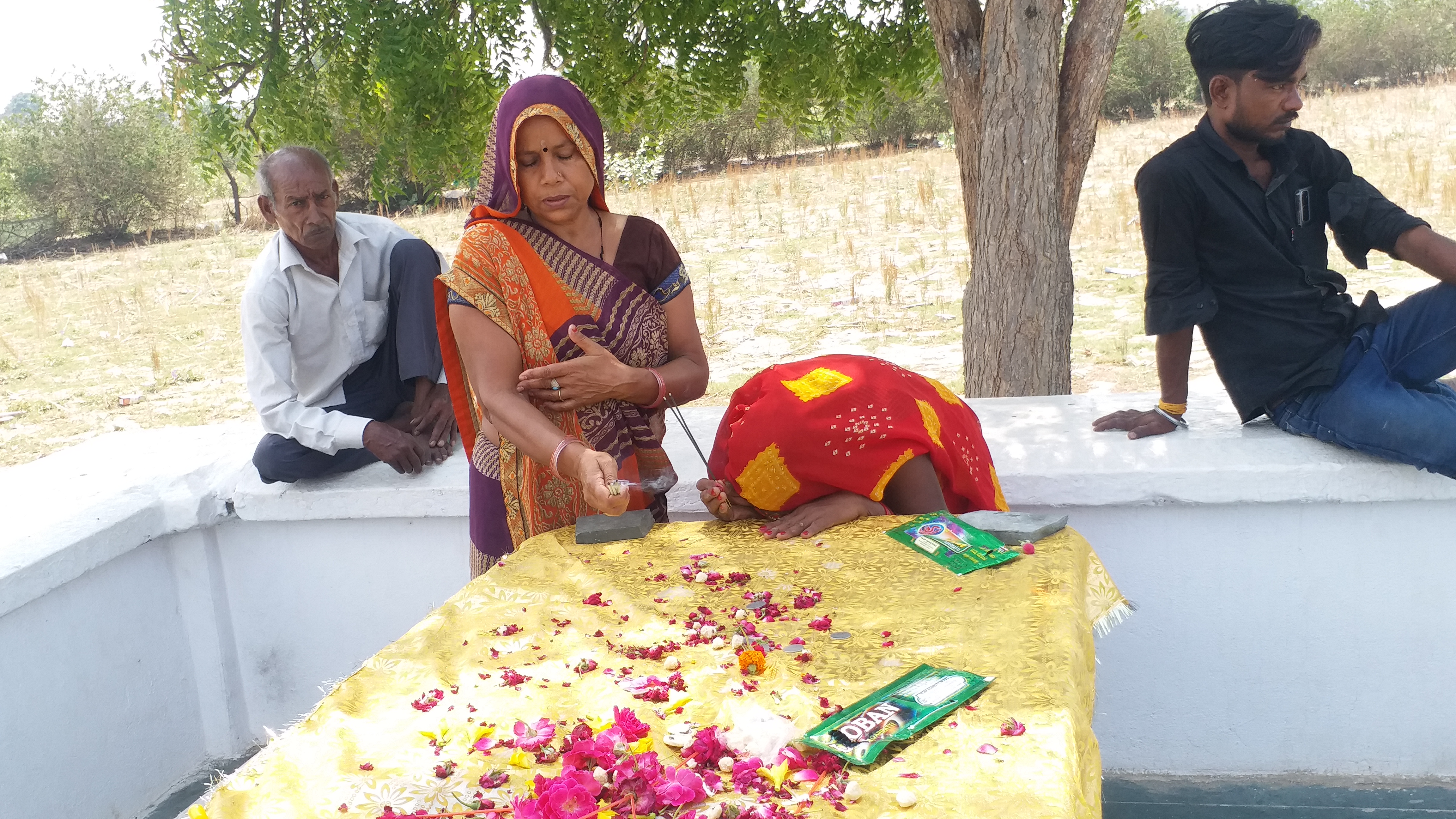 लखनऊ के मूसा बाग किले के पीछे बनी अंग्रेज बाबा की मजार पर सिगरेट से सजदा करती महिला.