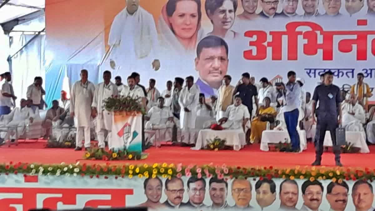 There is a war of ideology going on in India  Congress leader Rahul Gandhi  ಎಲ್ಲರೂ ಒಟ್ಟಾಗಿ ಬಿಜೆಪಿಯನ್ನು ಸೋಲಿಸೋಣಾ  Patna Opposition Meet  ಬಿಹಾರದ ಪಾಟ್ನಾದಲ್ಲಿ ವಿರೋಧ ಪಕ್ಷಗಳ ಬೃಹತ್​ ಸಭೆ  ಒಟ್ಟಾಗಿ ಬಿಜೆಪಿಯನ್ನು ಸೋಲಿಸೋಣಾ  ರಾಹುಲ್​ ಗಾಂಧಿ ಒಗ್ಗಟ್ಟಿನ ಮಂತ್ರ  ರಾಹುಲ್ ಗಾಂಧಿ ಬಿಜೆಪಿ ವಿರುದ್ಧ ತೀವ್ರ ವಾಗ್ದಾಳಿ  ಬಿಜೆಪಿಯನ್ನು ಸೋಲಿಸೋಣಾ ಎಂಬ ಮಂತ್ರ  ದೇಶದಲ್ಲಿ ಎರಡು ಸಿದ್ಧಾಂತಗಳ ನಡುವೆ ಹೋರಾಟ  ಕಾಂಗ್ರೆಸ್ ಎಂದರೆ ಬಡವರ ಜೊತೆ ನಿಲ್ಲುವುದು  ಕಾಂಗ್ರೆಸ್‌ನ ಡಿಎನ್‌ಎ ಬಿಹಾರದಲ್ಲಿದೆ  ಎಲ್ಲ ವಿರೋಧ ಪಕ್ಷಗಳು ಒಂದಾಗಬೇಕು  ಬಿಹಾರದಲ್ಲಿ ವಿರೋಧ ಪಕ್ಷಗಳ ಸಭೆ