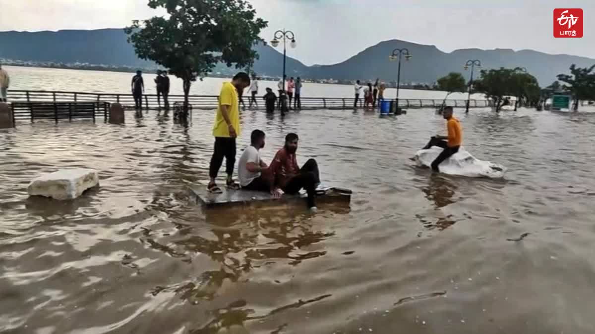 அசாமில் ஏற்பட்ட வெள்ளத்தால் சுமார் 5 லட்சம் பேர் பாதிப்பு