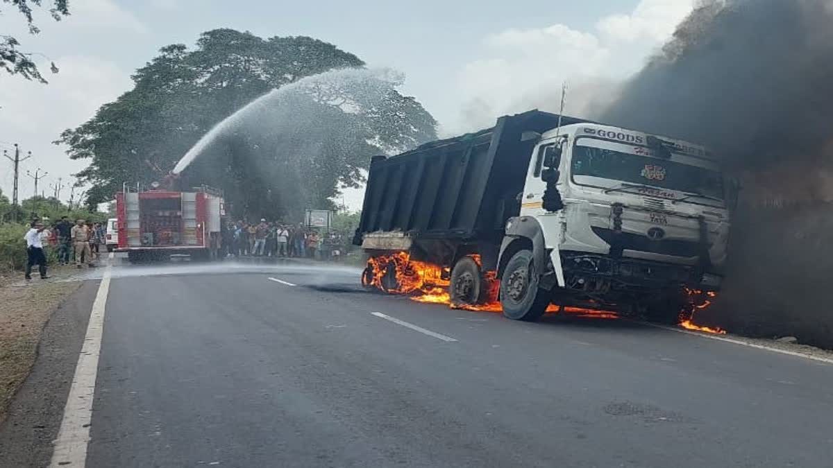 Surat Accident : સુરતમાં ડમ્પર બાઈક વચ્ચે ગમખ્વાર અકસ્માતમાં 3 યુવકના મૃત્યુ, ડમ્પર બળીને ખાખ થયું