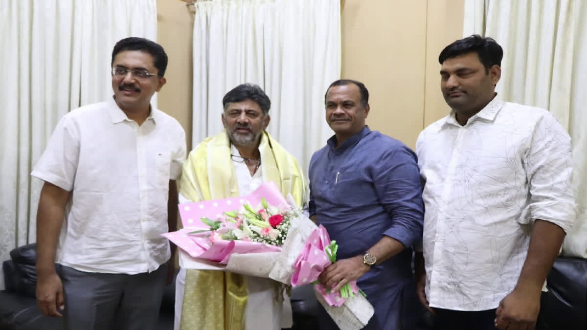 MP Komati Reddy Venkat Reddy met DK Sivakumar