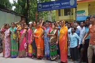 footpath shopkeepers surrounded corporation office in dhanbad