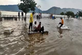 Heavy rain and flood in Assam  Heavy rain  flood in Assam  Assam news updates  latest news in Assam  അസമില്‍ കനത്ത മഴയും വെള്ളപ്പൊക്കവും  ഭീതി വിതച്ച് ഉരുള്‍പൊട്ടലും മണ്ണിടിച്ചിലും  ഒരാള്‍ മരിച്ചു  അസമില്‍ ഒരാള്‍ മരിച്ചു  ദുരന്ത നിവാരണ സേന