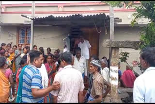 Villagers thronging the deceased house in Chamarajanagar, Karnataka