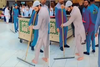 Pakistan Cricketer Mohammad Rizwan Cleans Floor While on Hajj 2023, Video Goes Viral