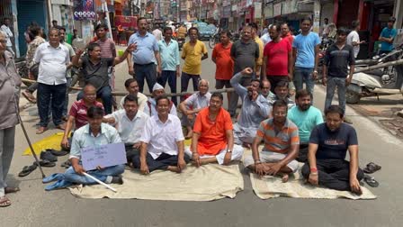 Shopkeepers block road due to electricity problem in Giridih