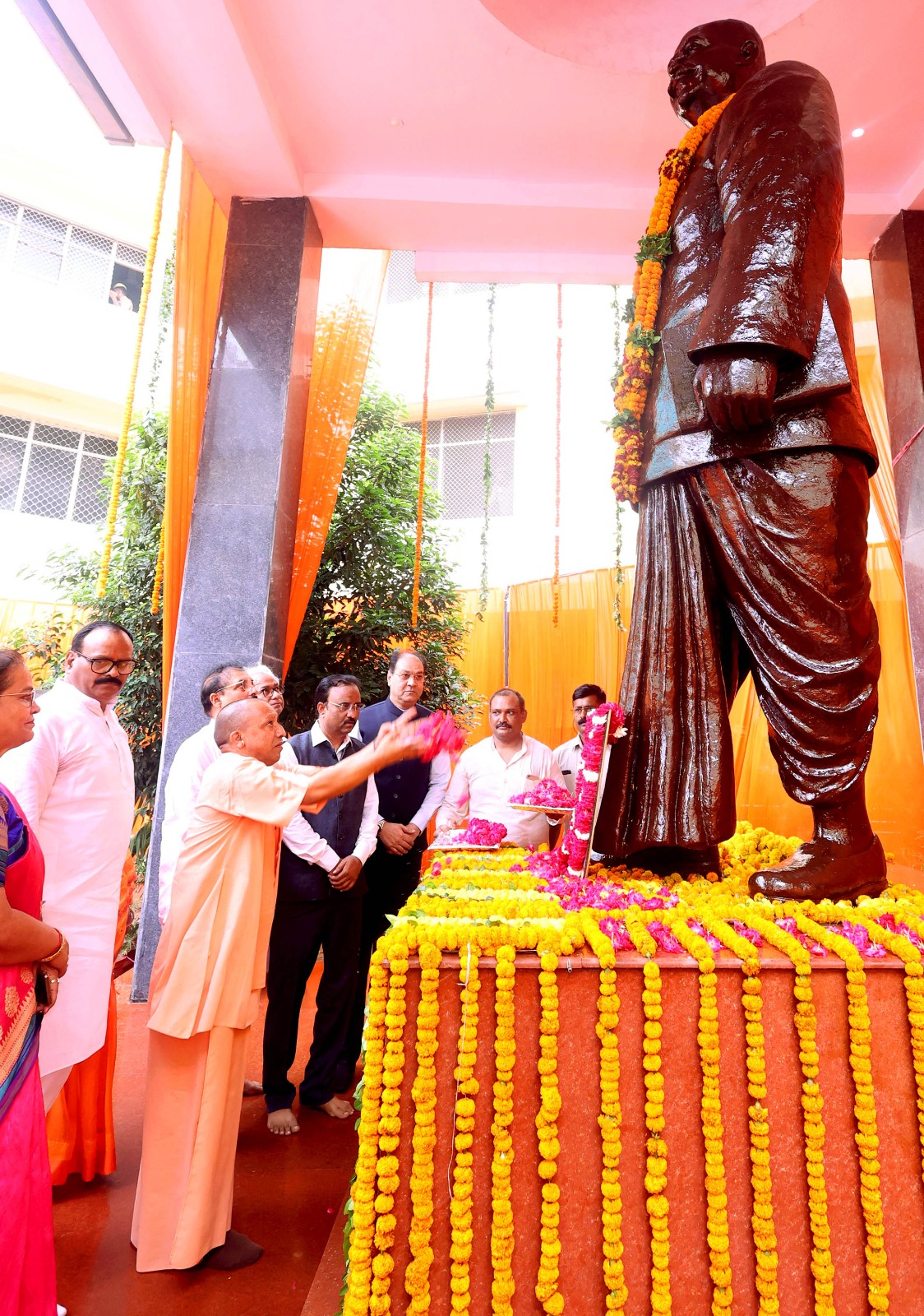 डॉ. श्यामा प्रसाद मुखर्जी को श्रद्धासुमन अर्पित करते सीएम योगी.