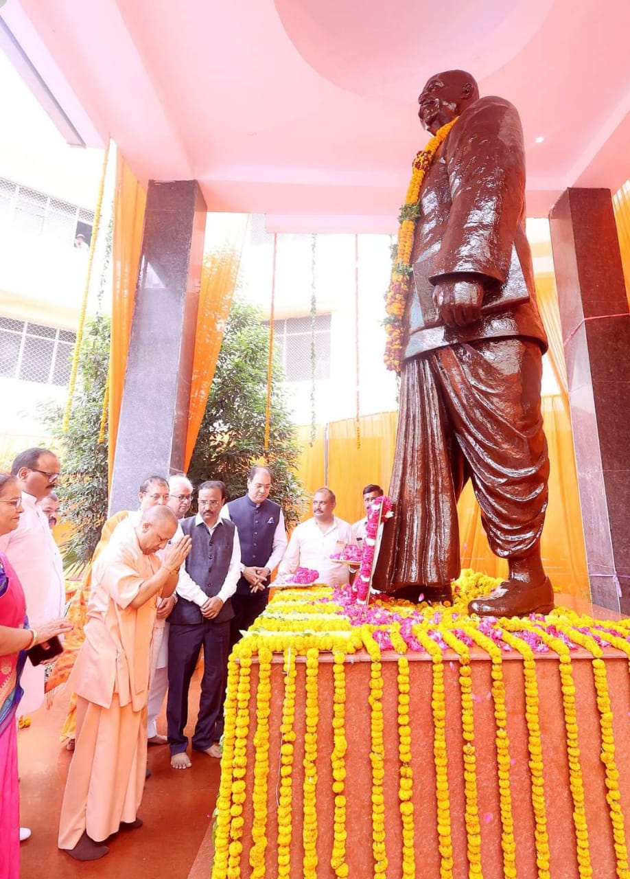 डॉ. श्यामा प्रसाद मुखर्जी को श्रद्धासुमन अर्पित करते सीएम योगी.