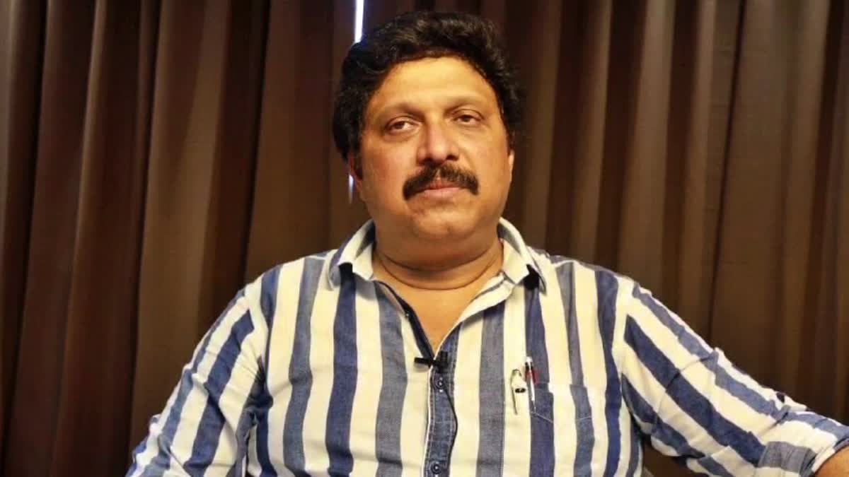 എറണാകുളം KSRTC സ്റ്റാൻഡ്  K B GANESH KUMAR  വെള്ളക്കെട്ട്  കെ ബി ഗണേഷ് കുമാർ