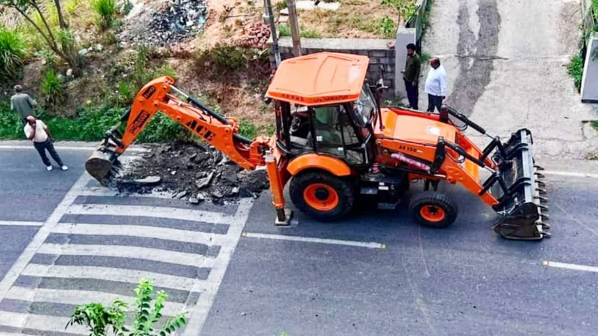 PWD REMOVED SPEED BREAKERS OUTSIDE ASHISH SHARMA HOUSE IN HAMIRPUR