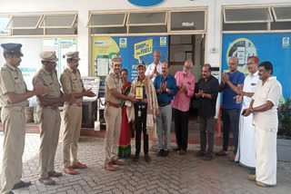 Tribute to petrol pump employee  വെസ്റ്റ്‌ ബംഗാൾ സ്വദേശിയ്‌ക്ക് ആദരം  തീപിടുത്തത്തിൽ സമയോചിത ഇടപെടൽ  Timely intervention in fire