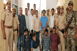 Police caught a smuggler with a bounty of Rs 1 lakh