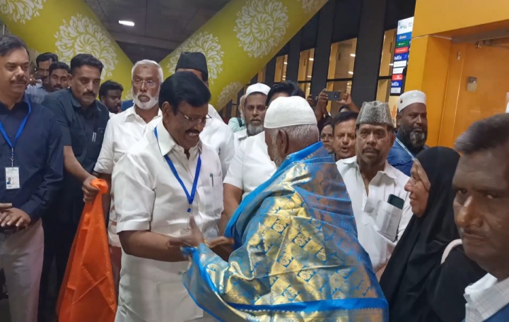 ஹஜ் பயணம் மேற்கொண்டவர்களை வரவேற்கும் அமைச்சர் சா.மு.நாசர்