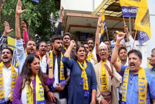குஜராத் மாநிலத்தின் விசாவதர் தொகுதியில் கோபால் இட்டாலியா வெற்றியை கொண்டாடும் ஆம் ஆத்மி கட்சியினர்