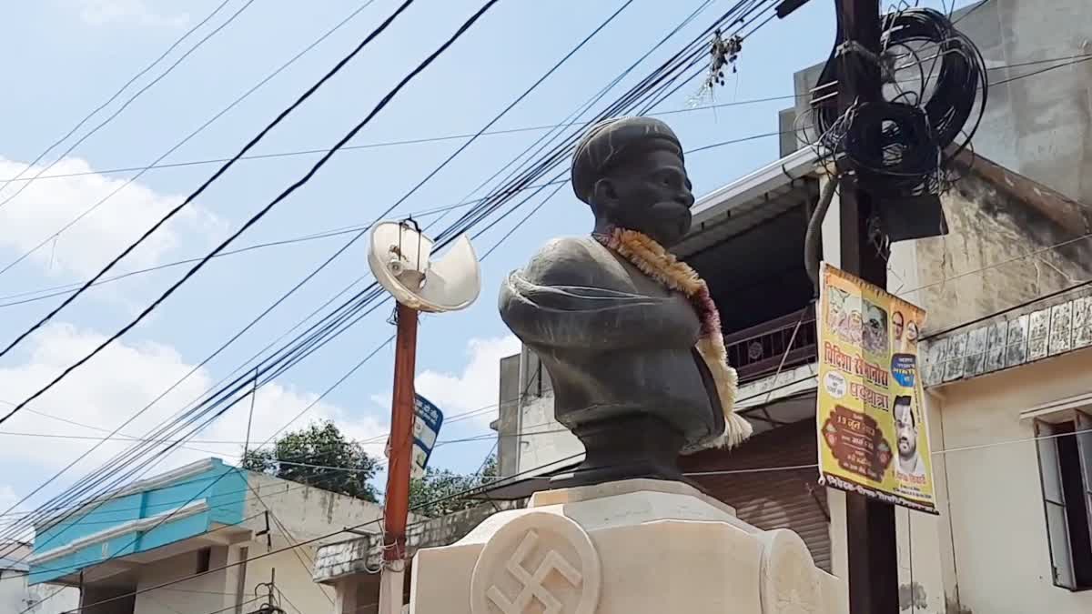 statue of bal gangadhar tilak in vidisha