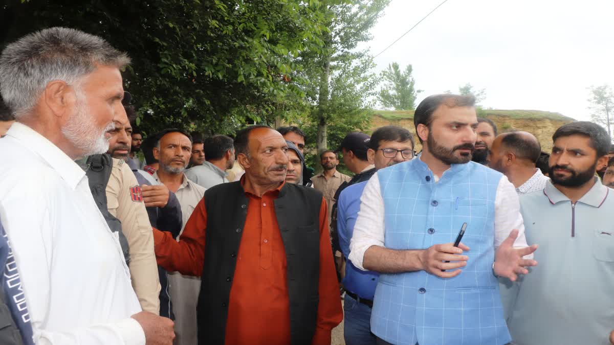 dc-pulwama-visits-shia-dominated-areas-of-the-district