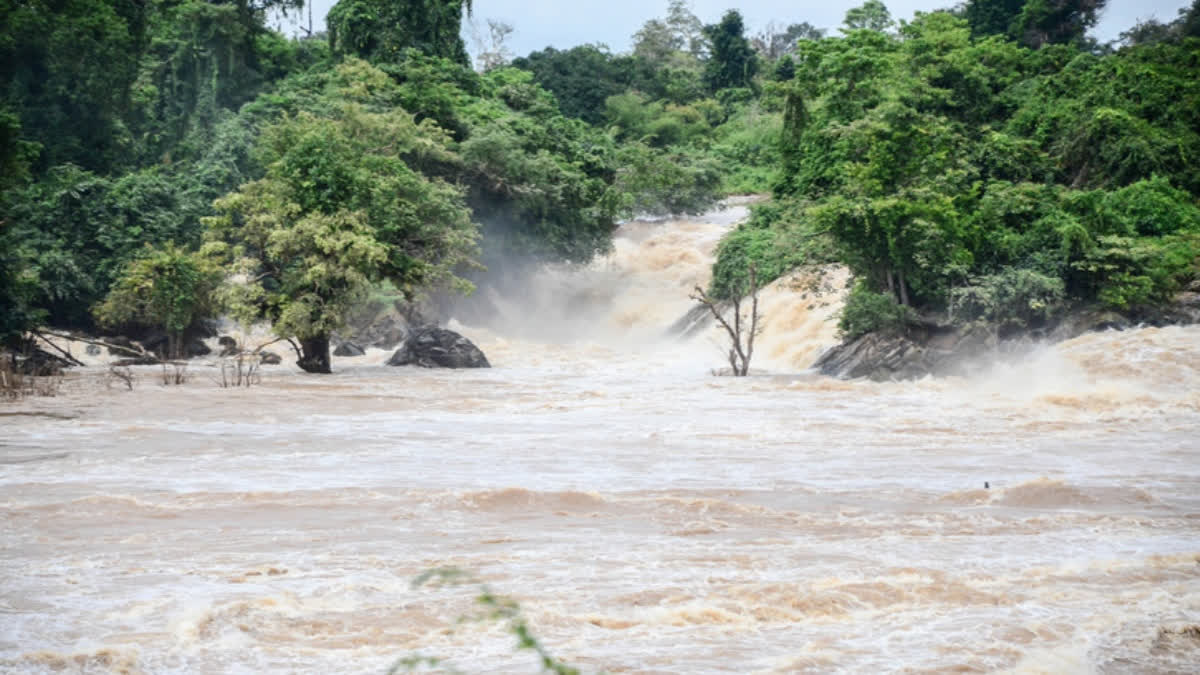 Seasonal floods hit eastern China and leave at least 5 dead and over 1,500 evacuated